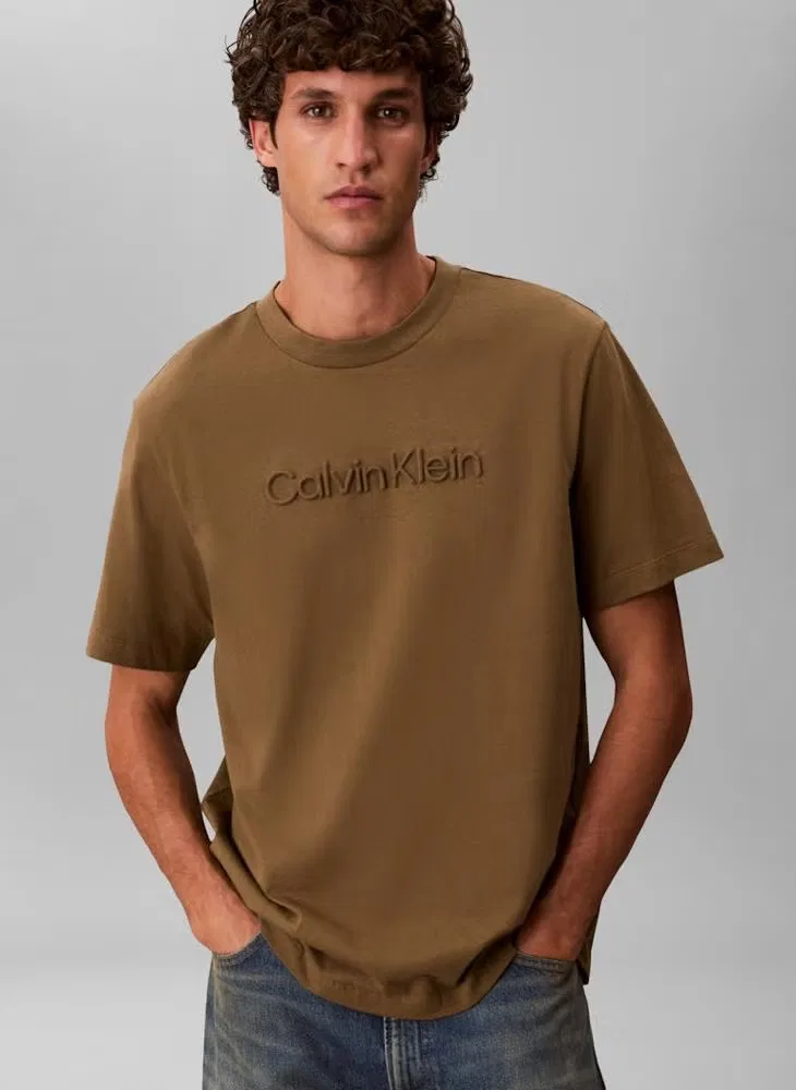 Футболка с фактурным логотипом и круглым вырезом Calvin Klein, каперсовый — фото 3