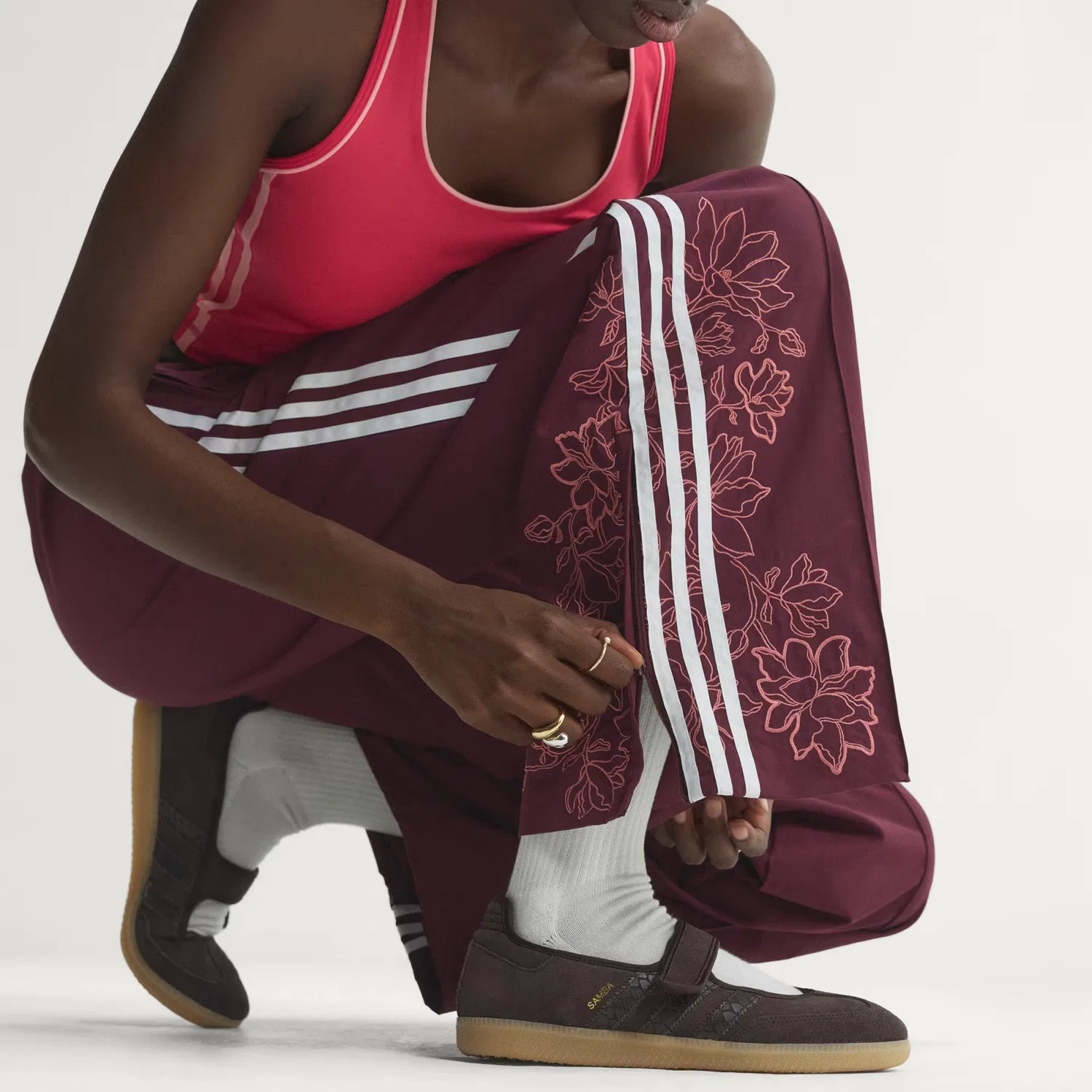 Женские спортивные брюки с цветочным принтом Floral GFX Firebird Loose Track Pant Adidas Originals, бордовый — фото 3