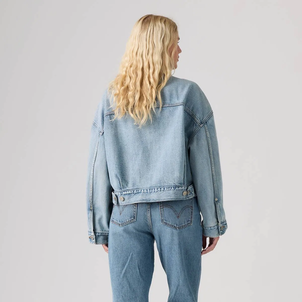 Свободная укороченная куртка-бомбер Levi's, Sunny Season - Light Wash — фото 4