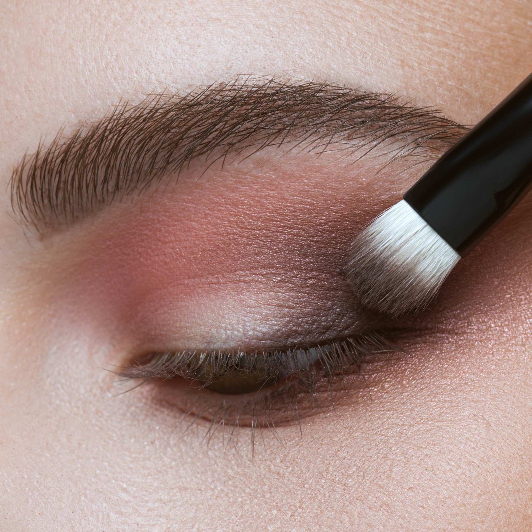 Кисть для теней all eye see is magic eyeshadow brush premium quality Artdeco, количество 1 шт. — фото 3