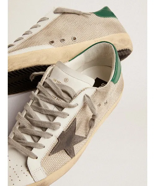 Мужские кроссовки GOLDEN GOOSE Super-Star из сетки с серой замшевой звездой и зелёной кожаной вставкой белые — фото 4