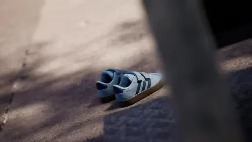 Детские кроссовки на липучках VL Court 3.0 Adidas Sportswear, небесно-голубой/темно-индиго/медовый — фото 2