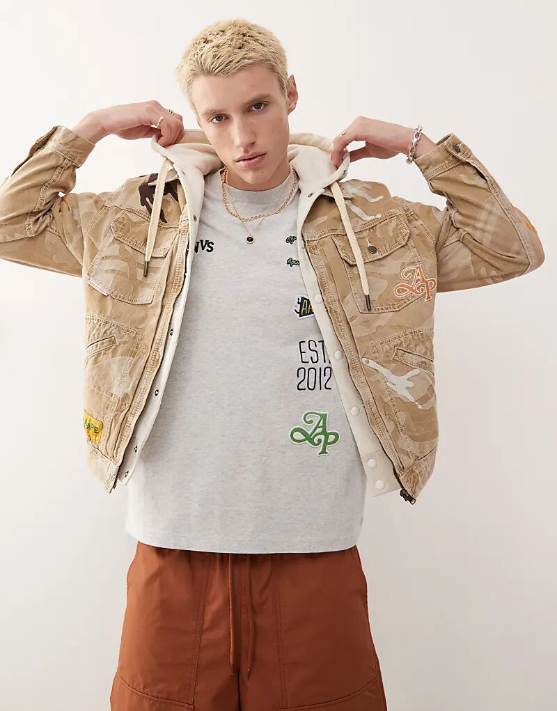 

Джинсовая куртка AAPE BY A BATHING APE в бежевом цвете с камуфляжным принтом Aape By A Bathing Ape