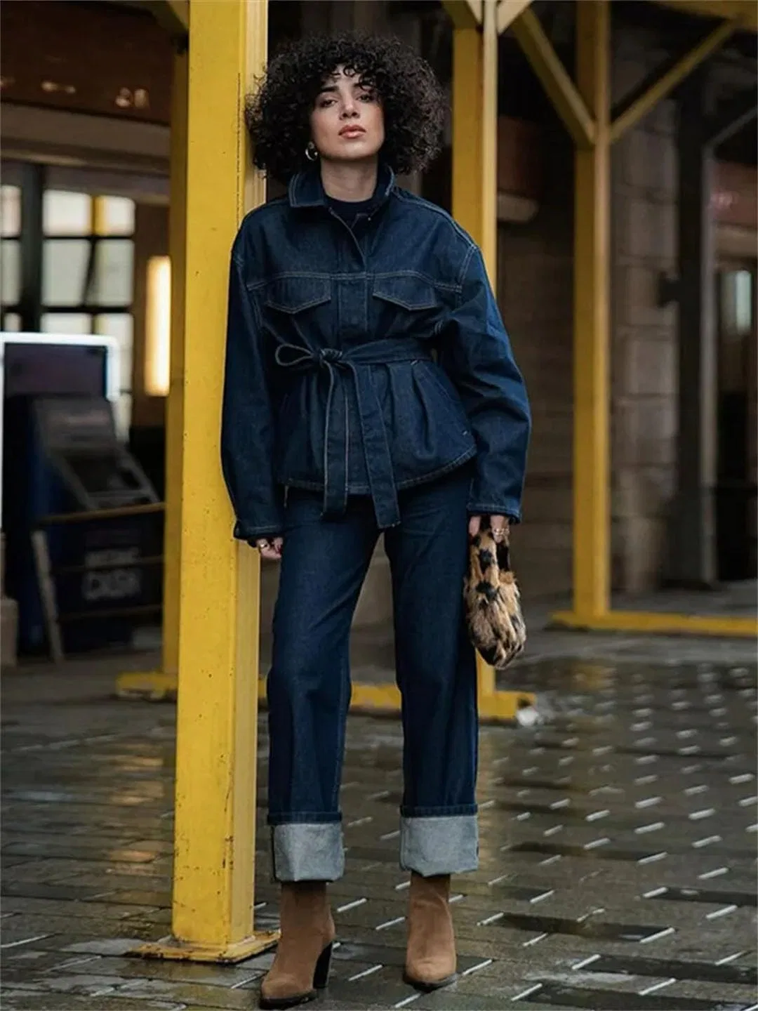 Женский джинсовый костюм с лацканами и поясом, полиэстер, Jacket — фото 3