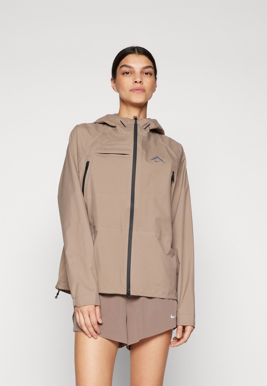 

Куртка для бега TRAIL JACKET - Windbreaker Nike Performance, серо-коричневый