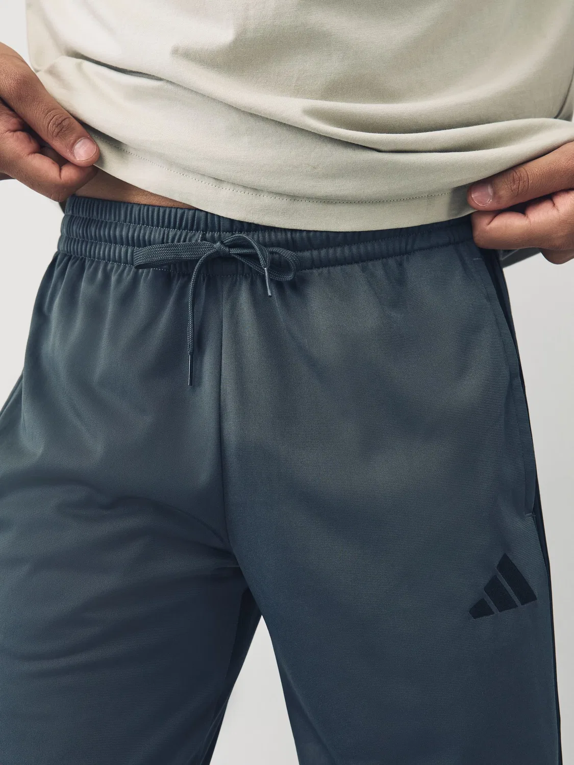 Джоггеры Dayready с открытым низом adidas, серый — фото 4