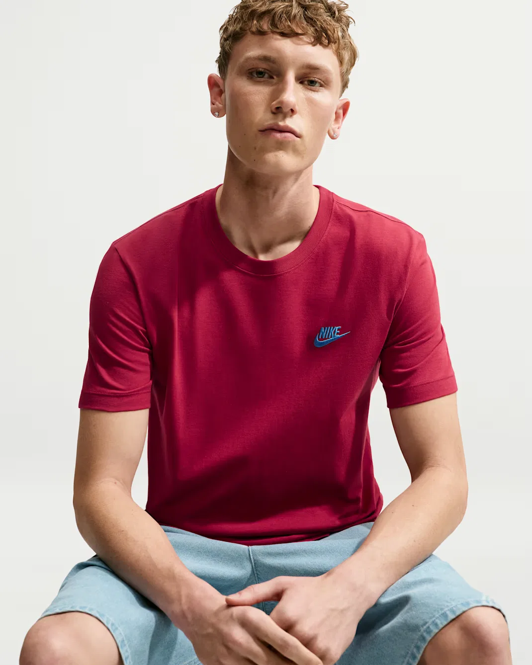 Мужская футболка Nike Sportswear Club, Tough Red/Football Blue — фото 3