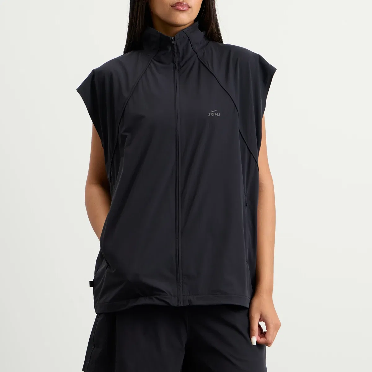 Женский жилет без рукавов с высоким воротником X Skims Stretch Nylon Oversized Vest Nike, Obsidian — фото 2