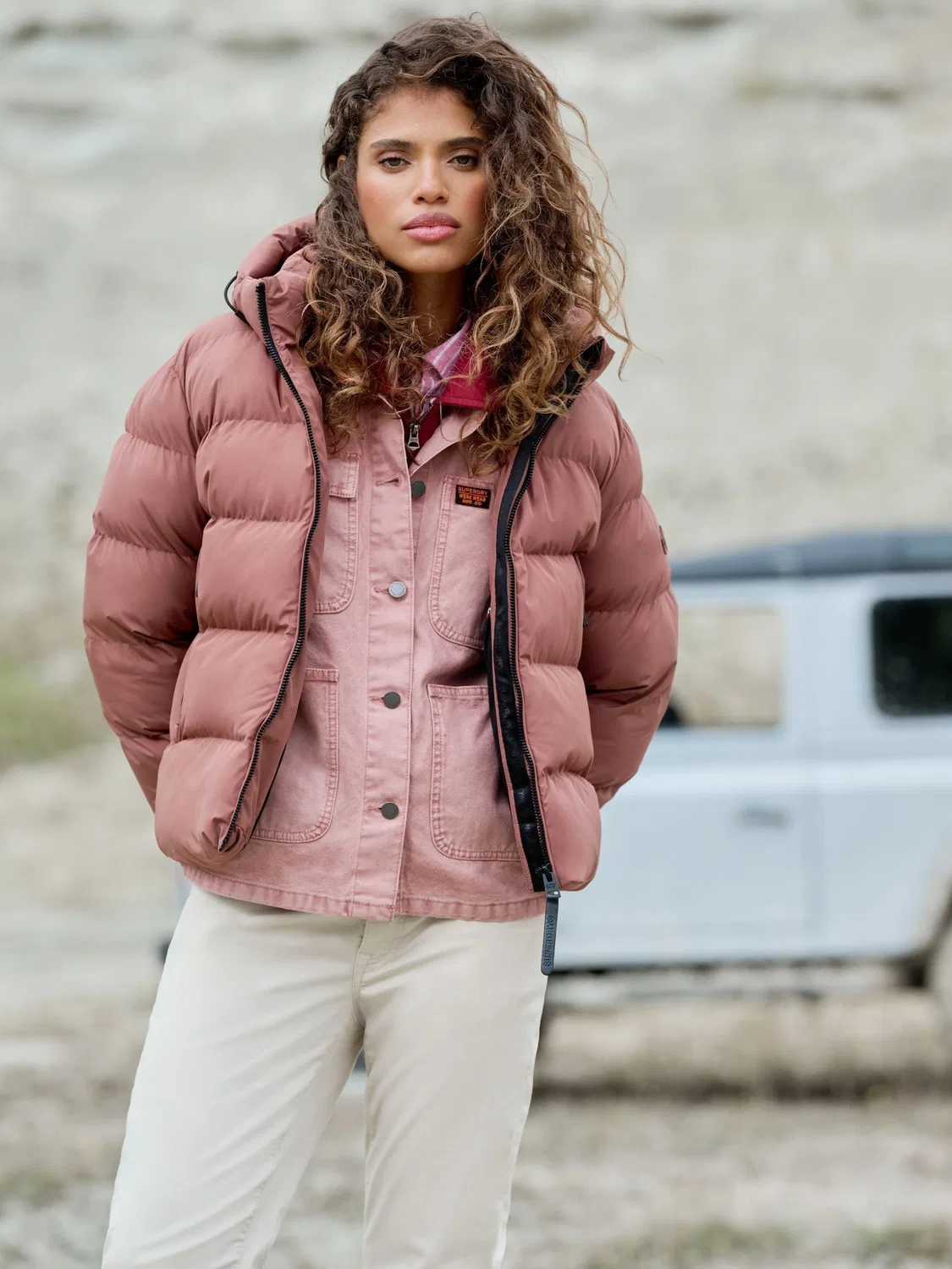 Пуховик спортивный с капюшоном Superdry, коричневый — фото 2