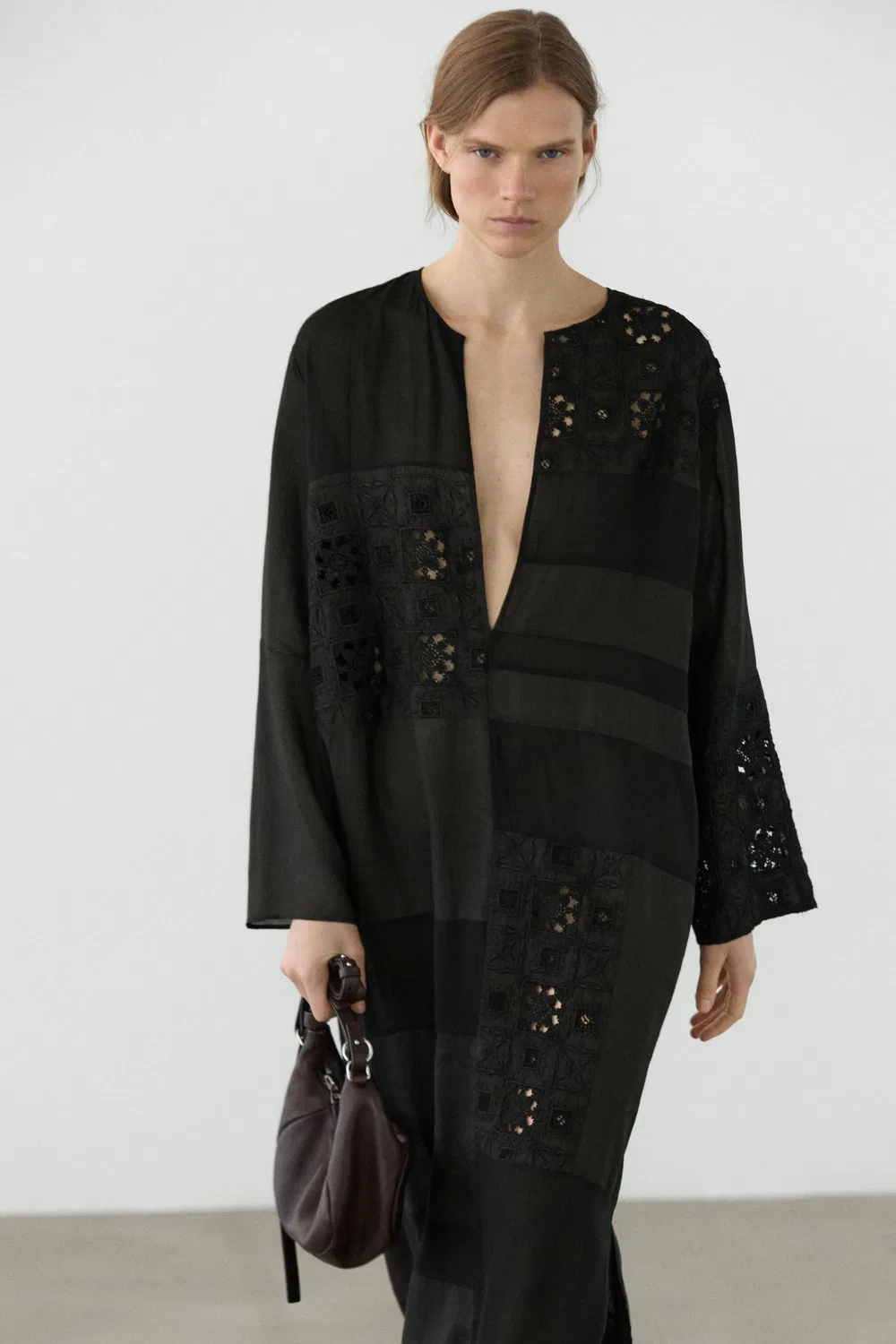 Платье-кафтан Massimo Dutti, струящееся и вышитое, черное — фото 2