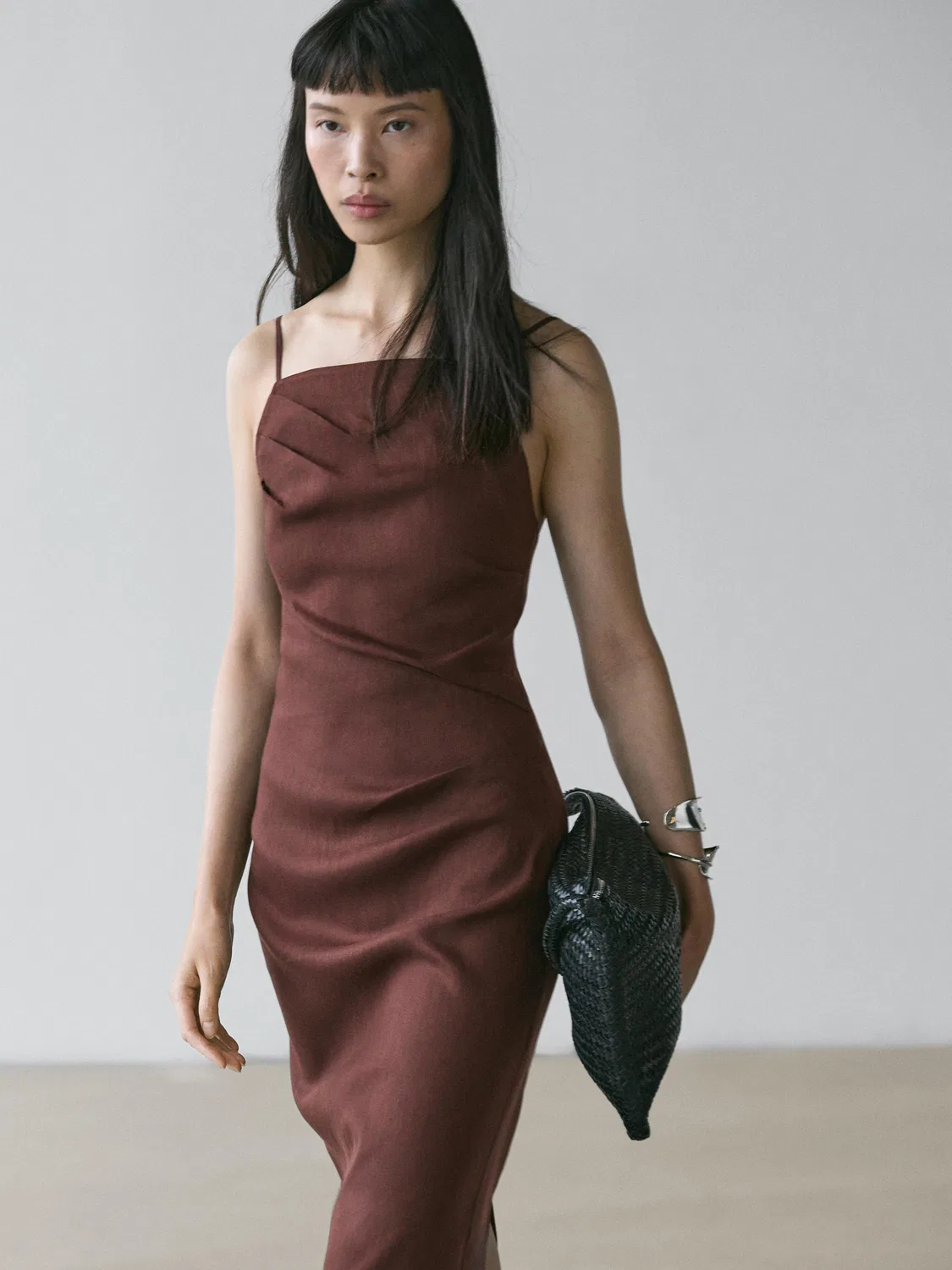 Платье миди из эластичной льняной смеси с бретелями Massimo Dutti, шоколадный — фото 3