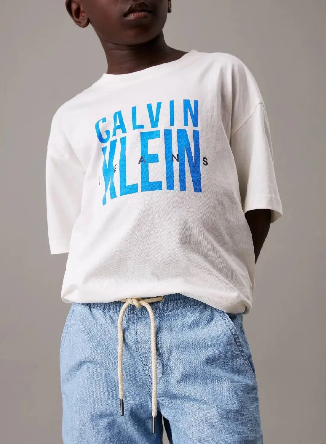 Брюки чиносы свободного кроя на мальчика Calvin Klein Jeans, голубой — фото 4