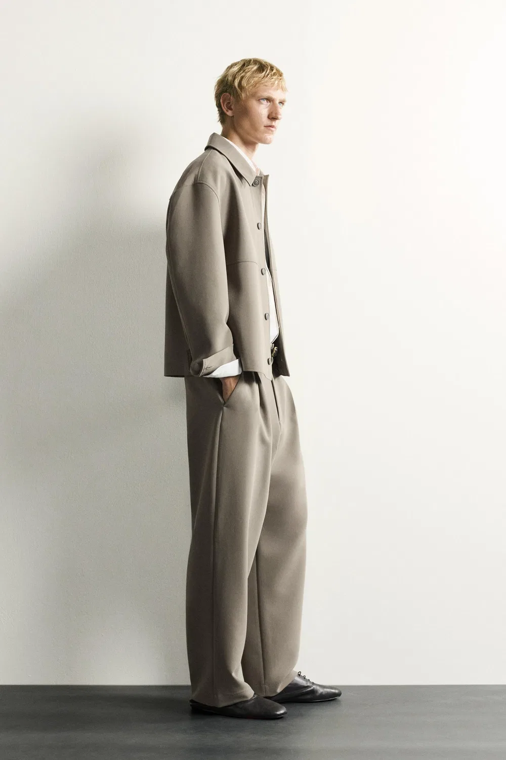 Брюки свободного кроя с декоративными складками ZARA, grau-beige — фото 4