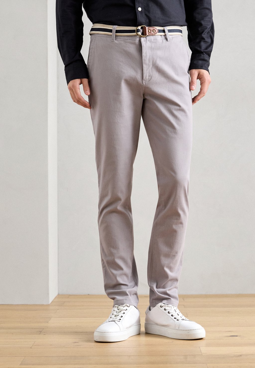 

Чино BELTED MOTT Scotch & Soda, серый