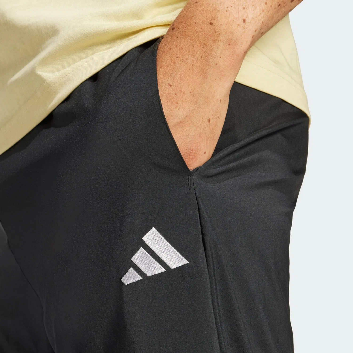 Мужские спортивные штаны с принтом Essentials Kleines Logo Stanford Adidas, Schwarz / Weiss — фото 4