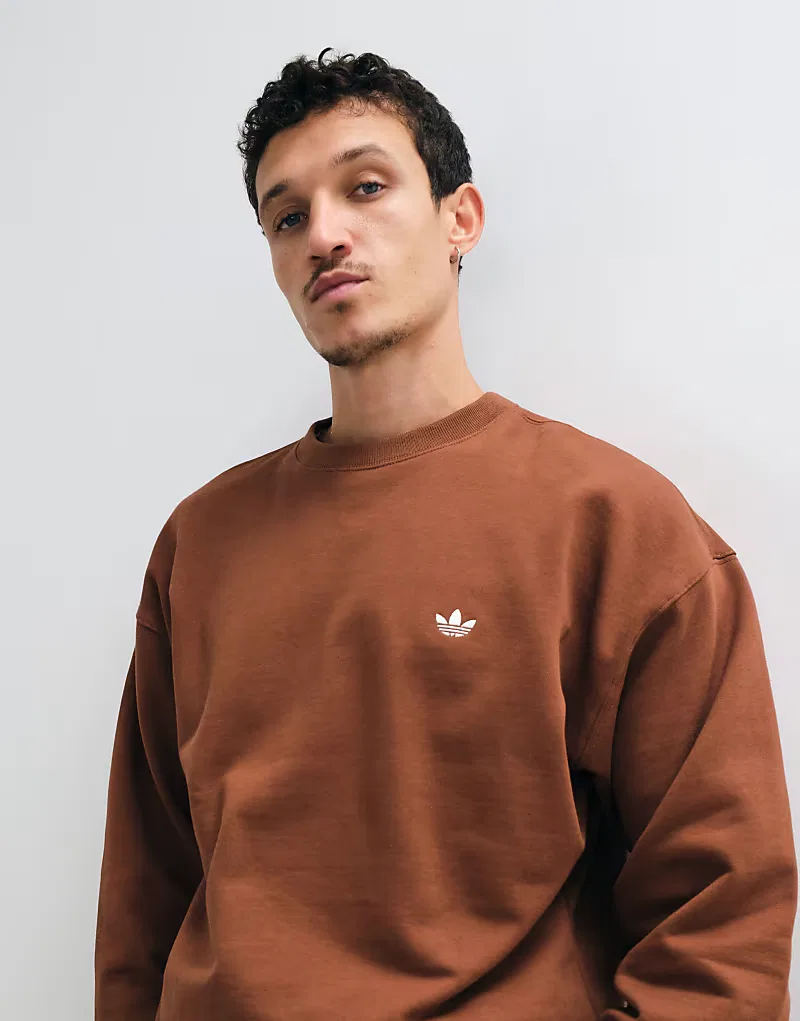 Свободная толстовка Adidas Originals с круглым вырезом, коричневый