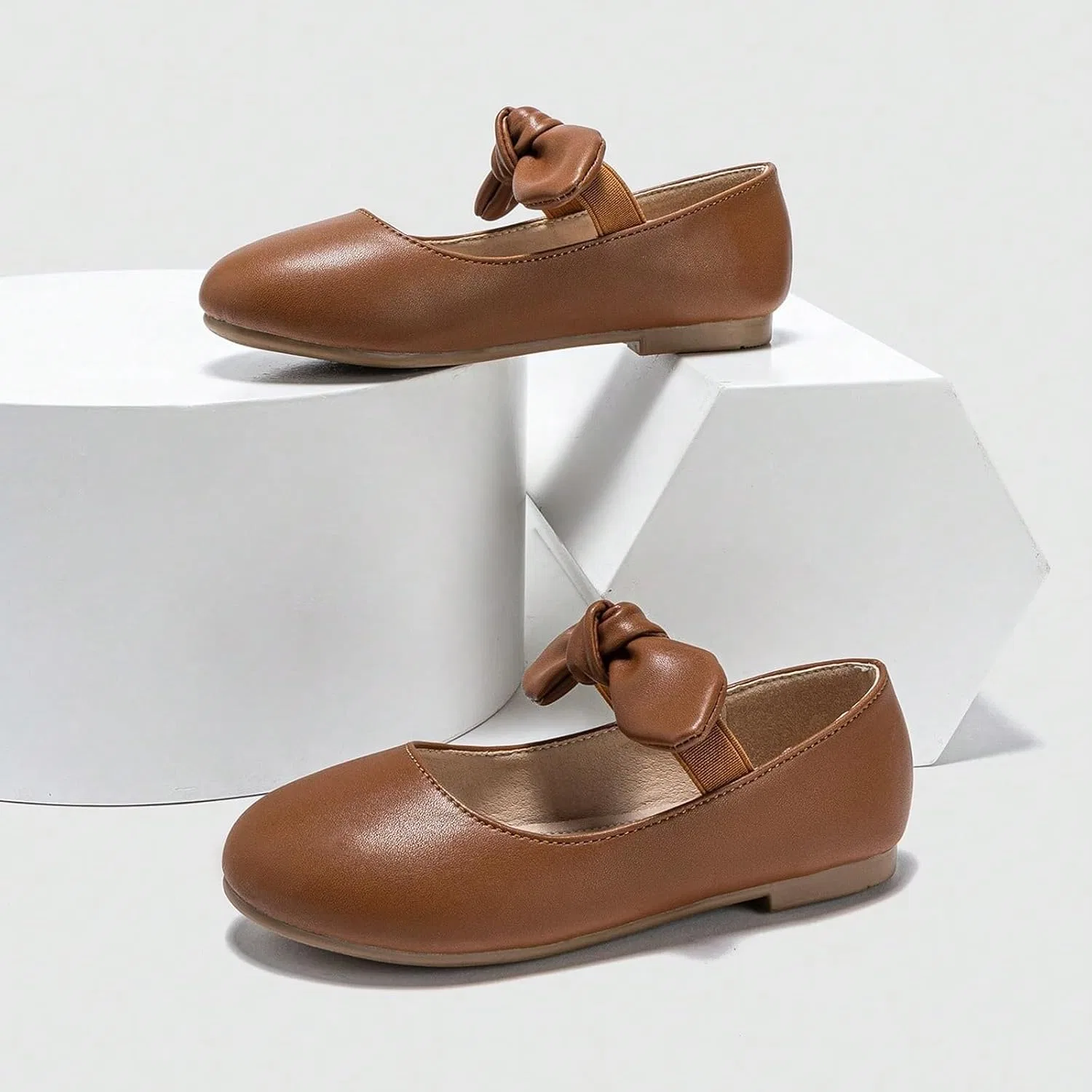 Детские туфли для девочек с пряжкой и ремешком на щиколотке, модель Mary Jane Patent Leather Flats, Brown — фото 3