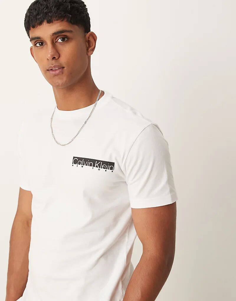 

Футболка с логотипом chest box белого цвета Calvin Klein