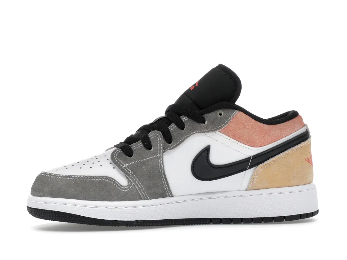 Детские кроссовки для мальчиков с низким верхом Jordan 1 Low SE Jordan, Black/Magic Ember/Sundial/White — фото 3