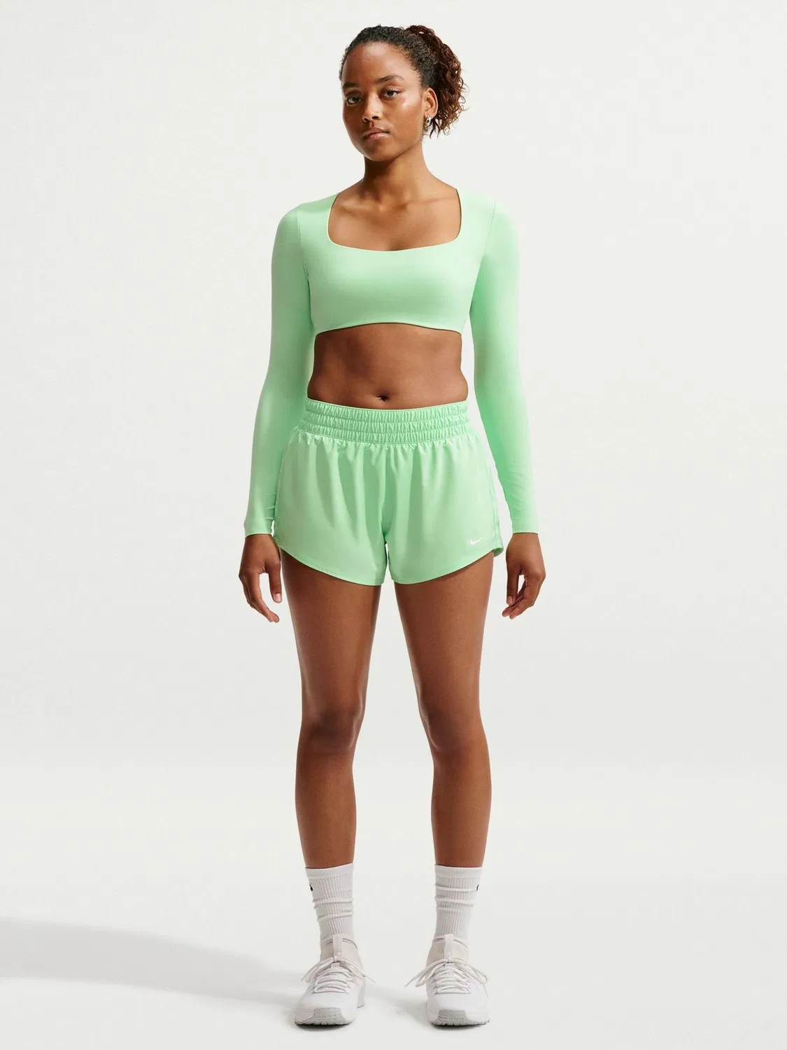 Шорты Nike Green One Dri-FIT со средней посадкой, 3 дюйма, на подкладке — фото 2