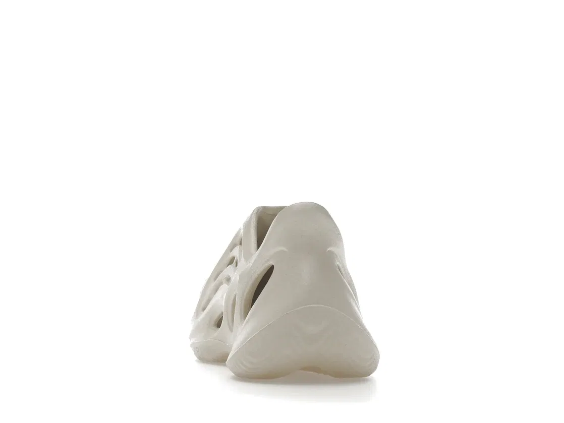 Детские клоги Yeezy Foam RNR Adidas, Sand — фото 4