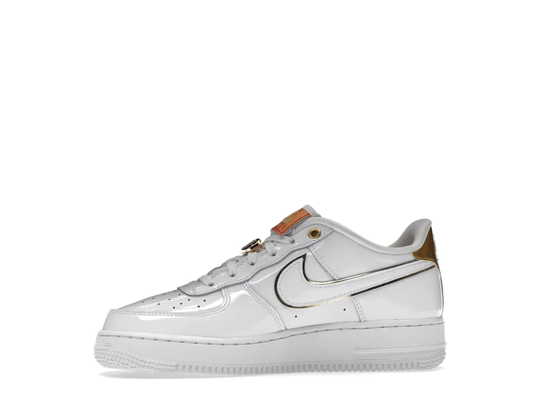 Детские кроссовки Lifestyle с блестящим покрытием Nike Air Force 1 Low '07 LV8, White/Multi-Color/Metallic Gold/University Red — фото 3