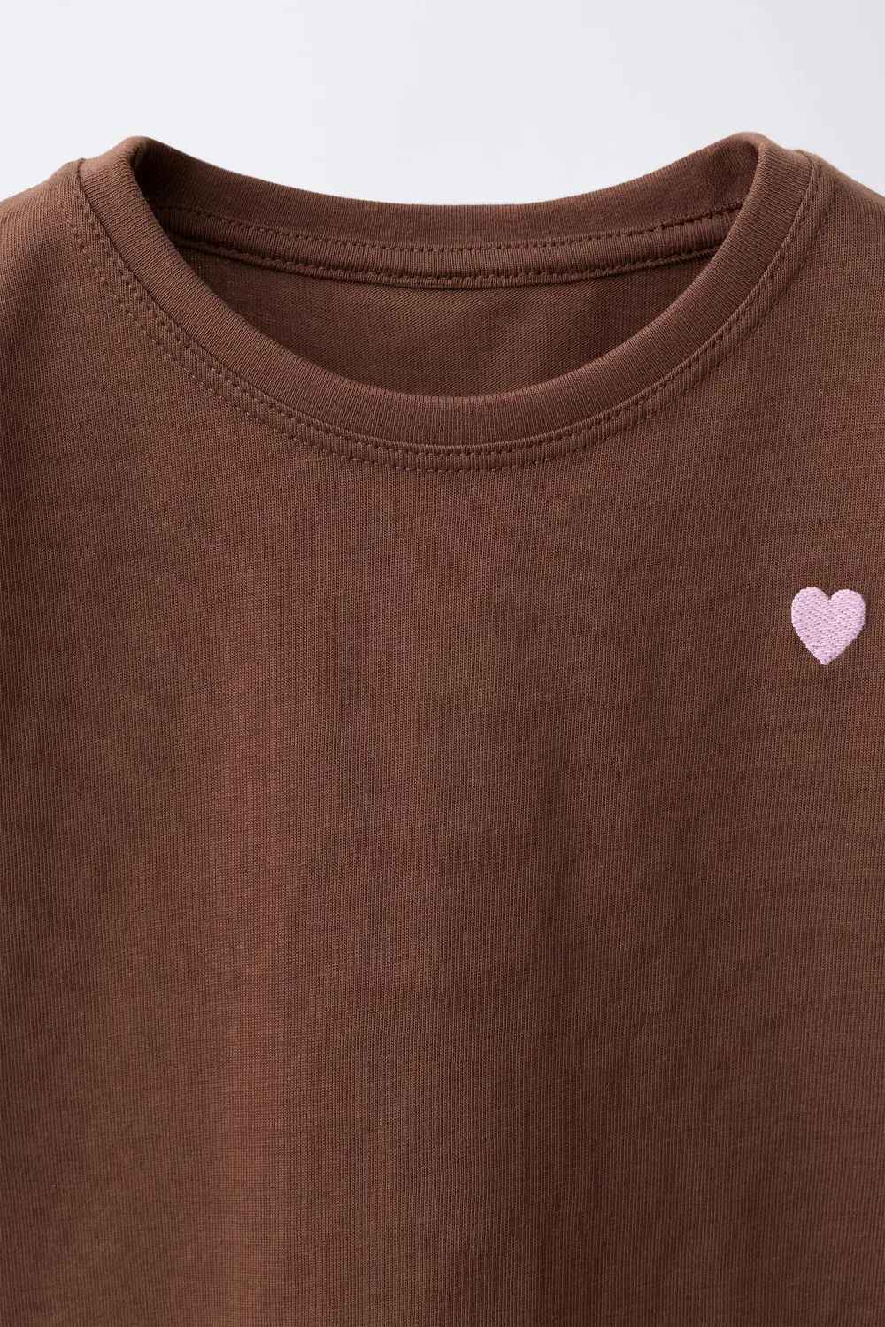 Простая футболка с вышитым сердечком ZARA, Chocolate — фото 3