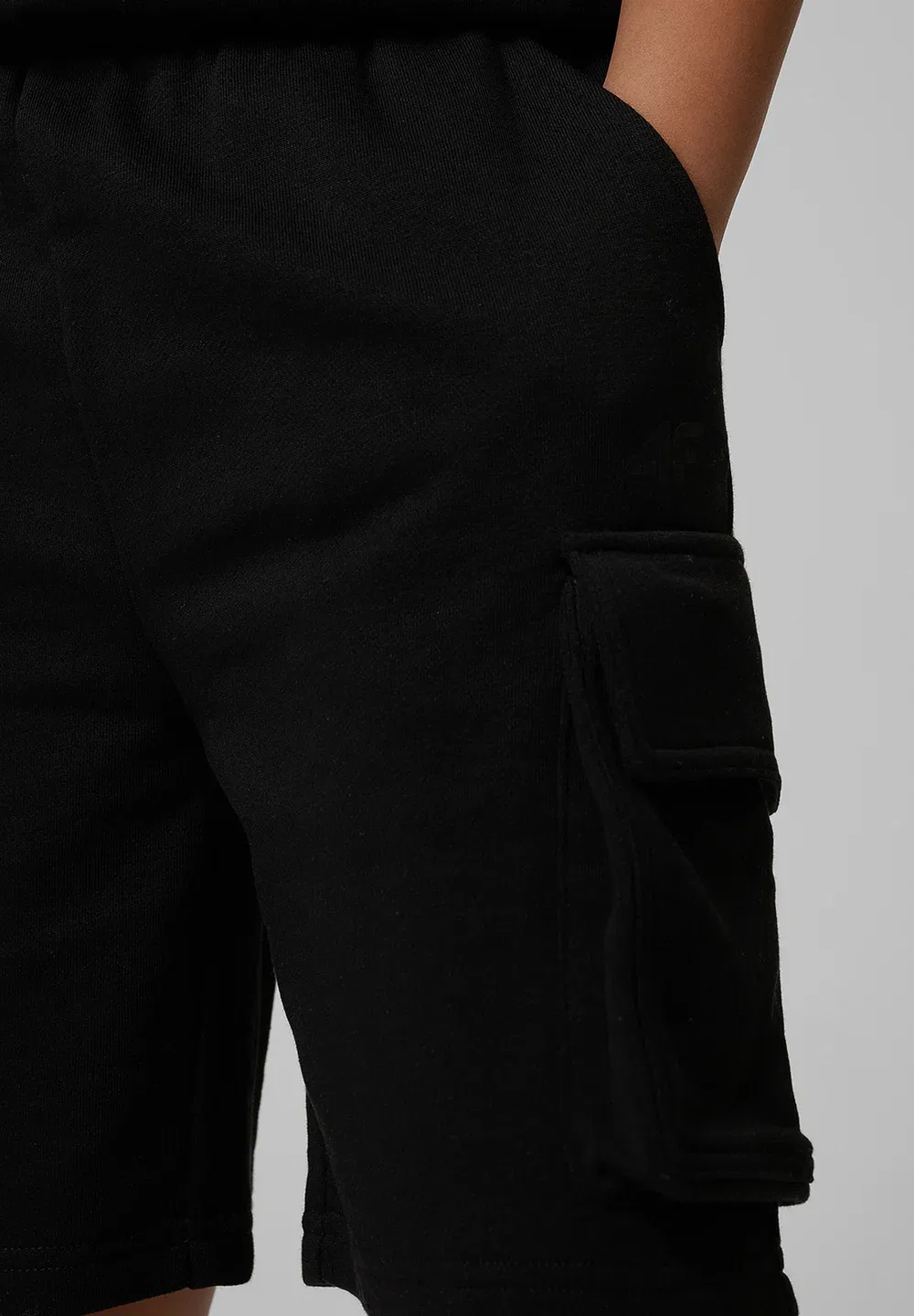 Spodenki dresowe chłopięce - czarne 140 (9-10 лат) - спортивные шорты 4F, Deep Black — фото 4
