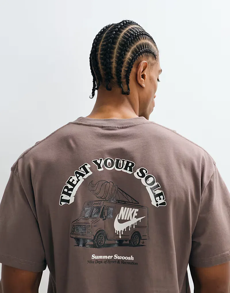Футболка Nike с графическим принтом в виде фургона с мороженым на спине, коричневый