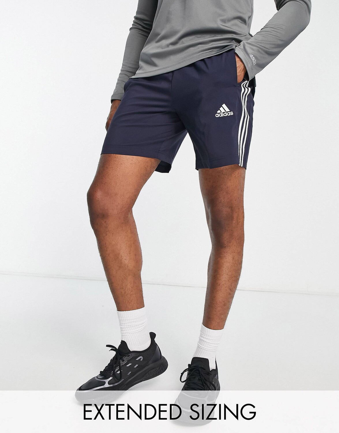 

Темно-сине-белые шорты с 3 полосками adidas Sportswear essentials