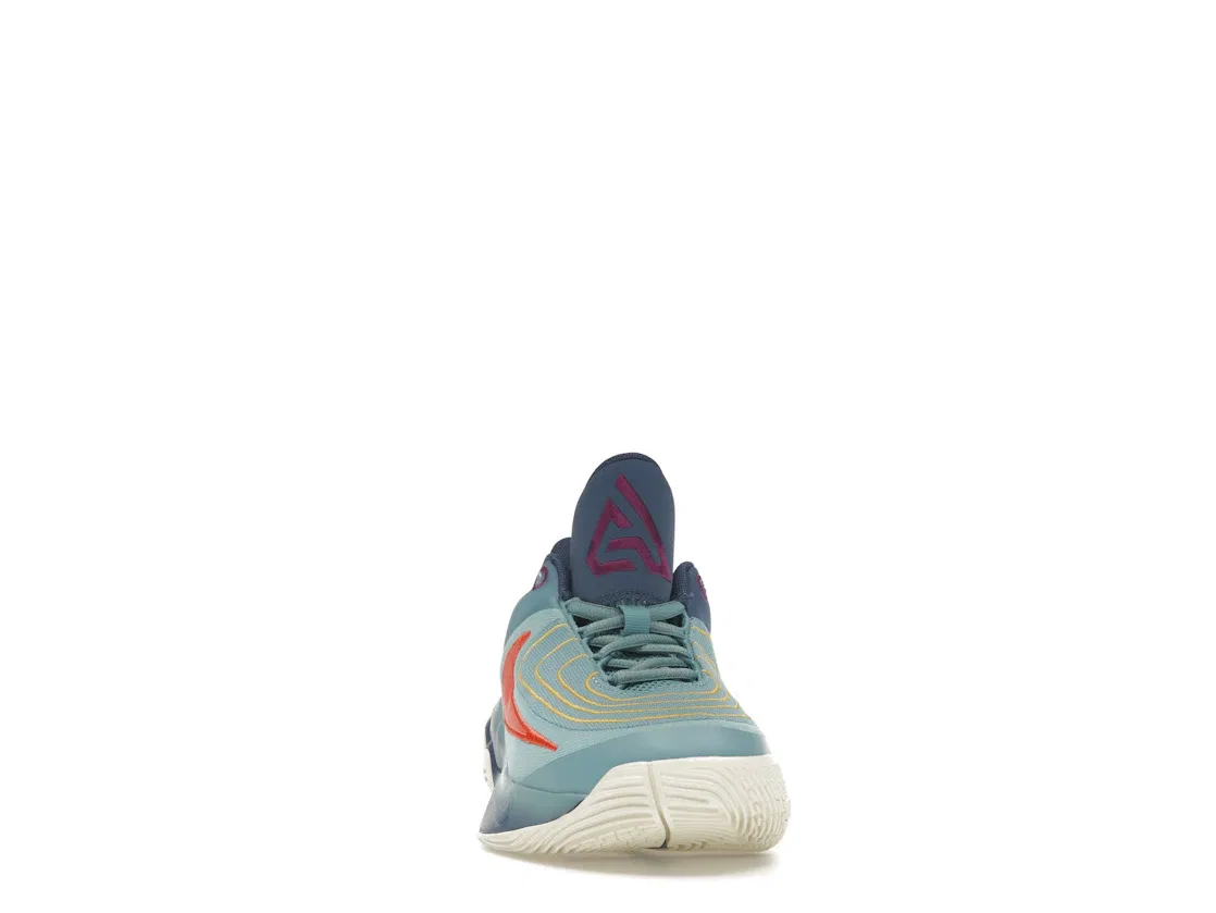Детские кроссовки для баскетбола Giannis Immortality 4 Nike, Denim Turquoise/Mystic Navy/University Gold/Cosmic Clay — фото 2