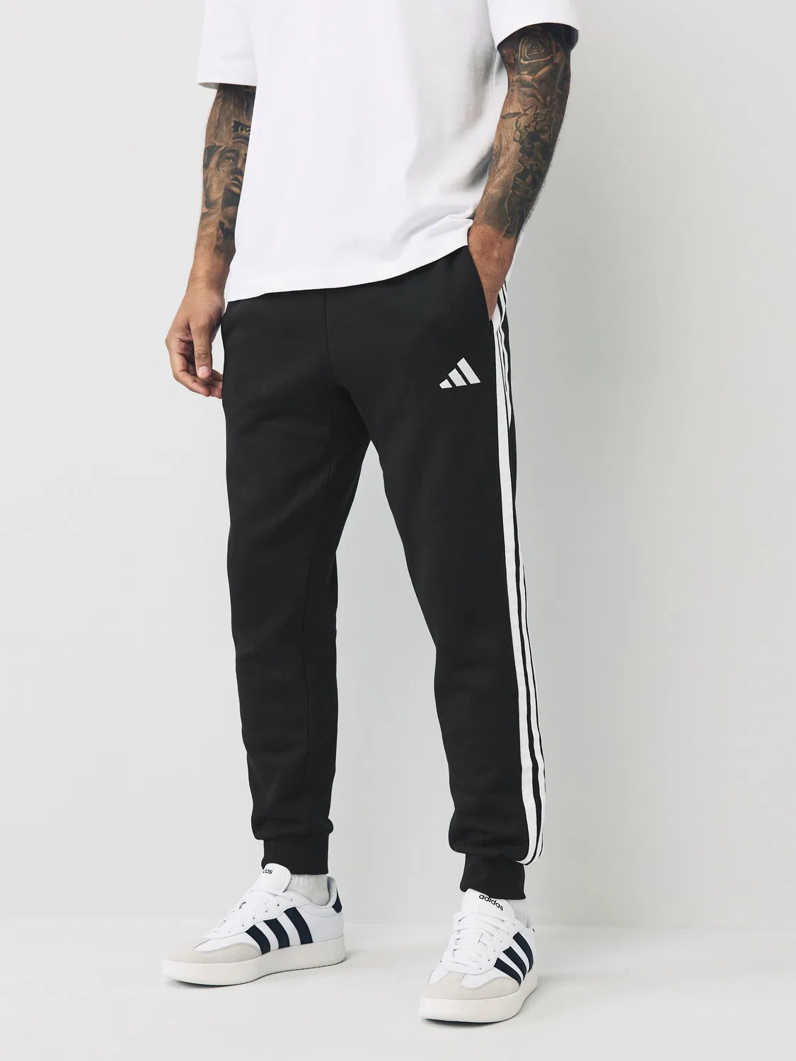 Тренировочные штаны adidas Essentials Three Stripes, черный