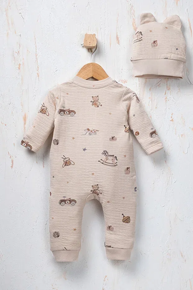 Детский комбинезон с принтом Racer bear printed zippered jumpsuit and hat set Rocha Baby, Stone — фото 3