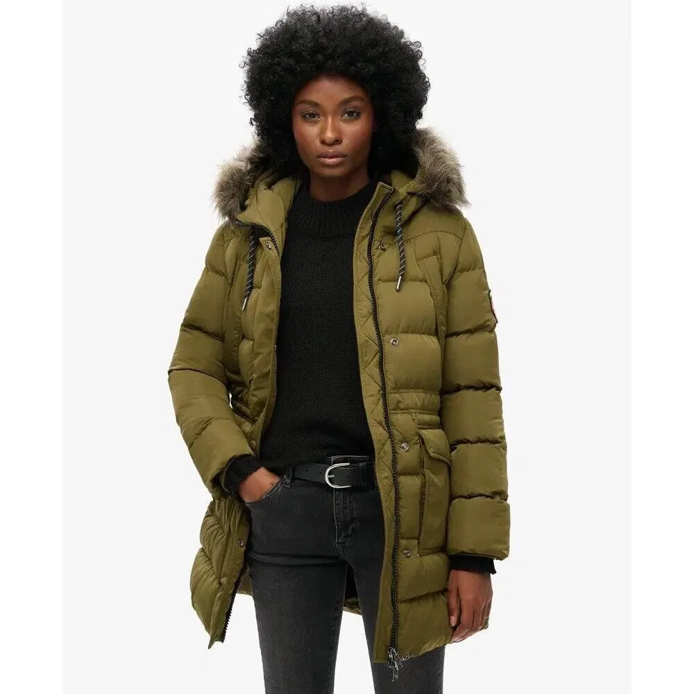 Женская утепленная куртка с капюшоном из искусственного меха Superdry, Grun Dunkelolivgrun — фото 2