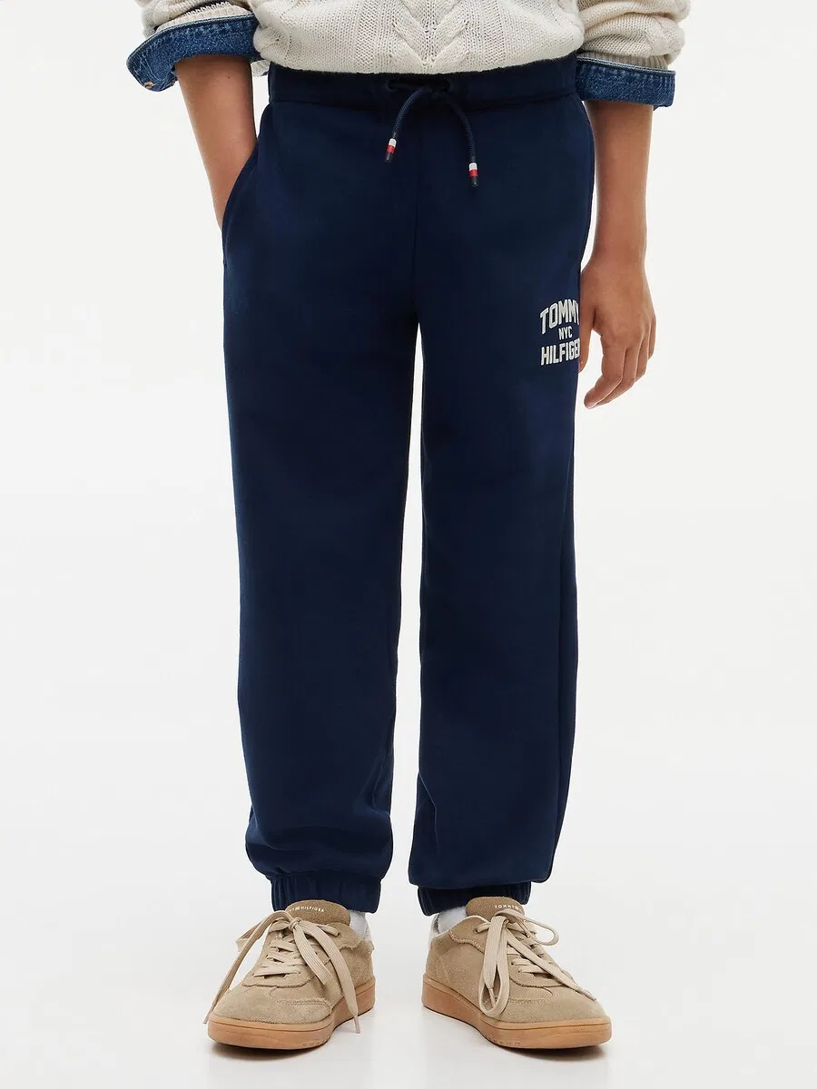 Зауженные брюки TOMMY HILFIGER 'Brand Love' в цвете Night Blue — фото 2