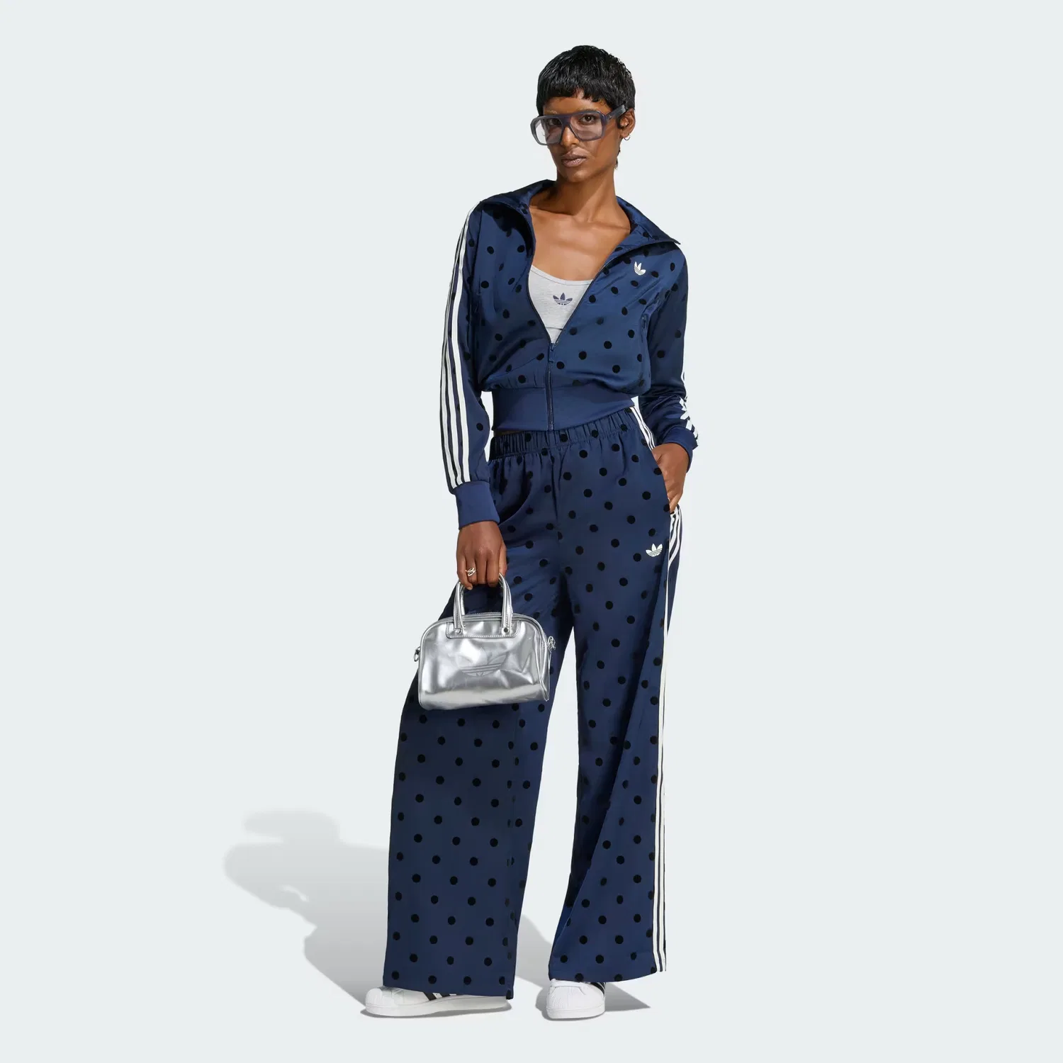 Женские брюки широкого кроя из атласа в горошек Satin Polka Dots Wide Leg Pant Adidas Originals, темно-синий — фото 3