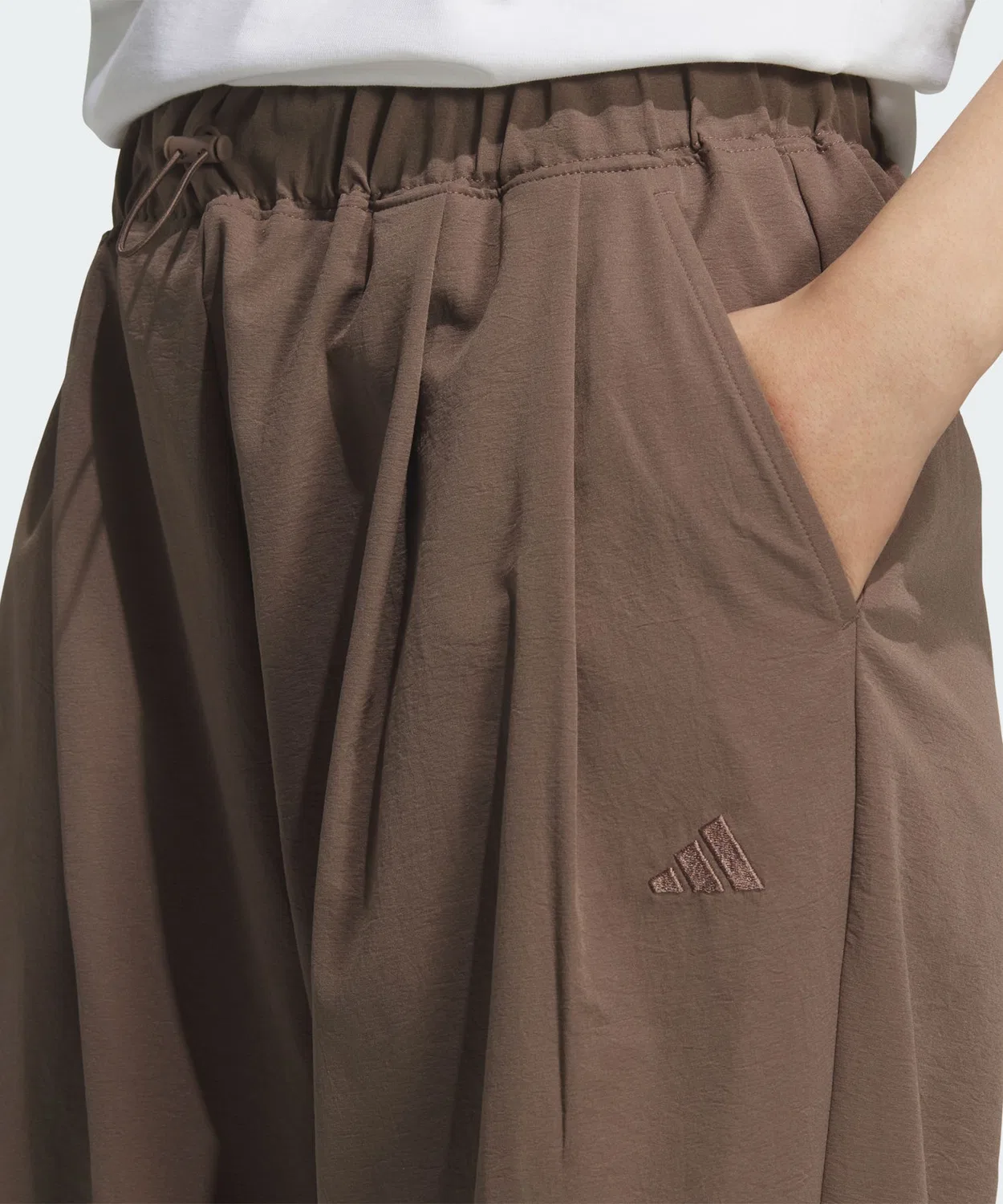 Женские спортивные брюки оверсайз с технологией Climacool, модель Softlux Doubleweave Parachute, Adidas, Brown — фото 4