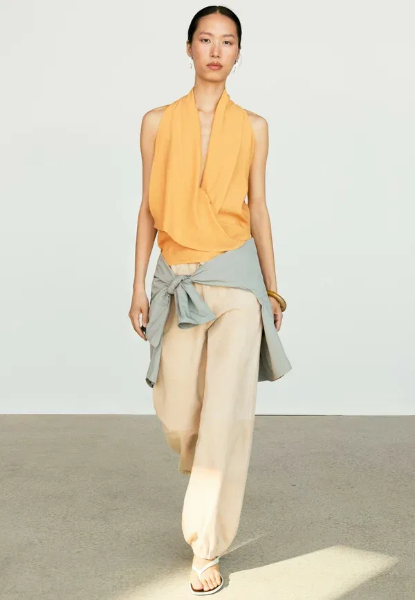 Блузка свободного кроя без рукавов Flowing halter top with ruffle detail Massimo Dutti, Light Yellow, светло-желтый — фото 2