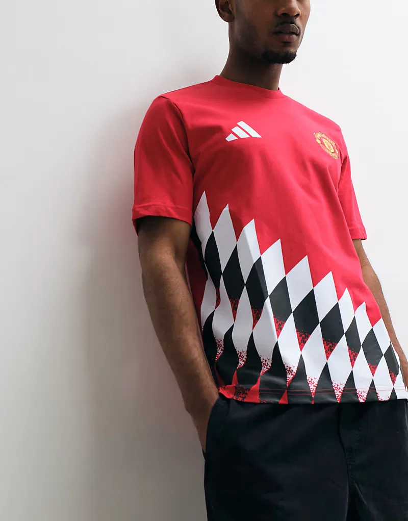 Футболка Adidas Football Manchester United 26/27 Stadium с красным принтом — фото 3