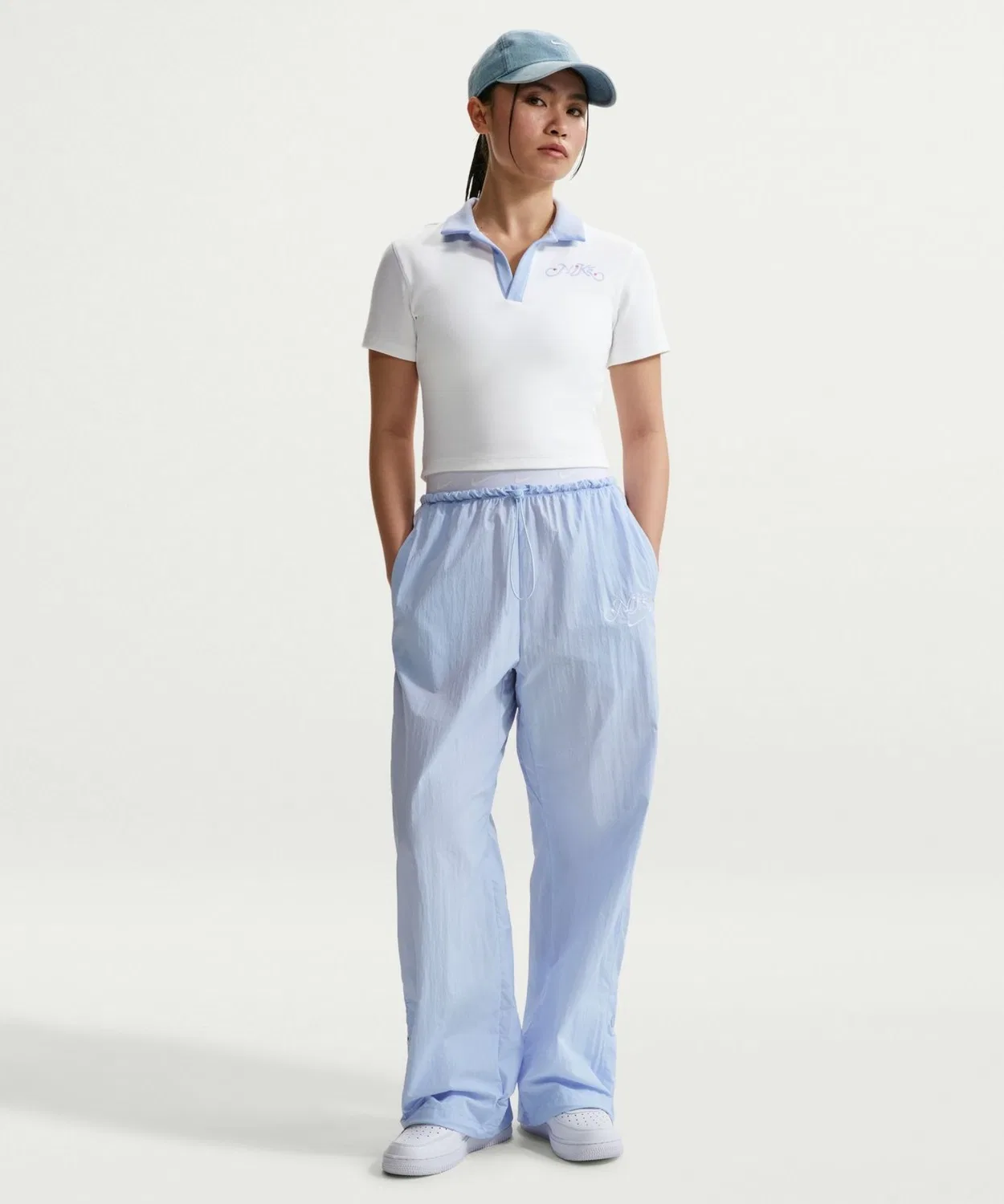 Женский поло с коротким рукавом, хлопковый, с брендовым логотипом, модель NSW Crop S/S Top NIKE, White/Blue — фото 3