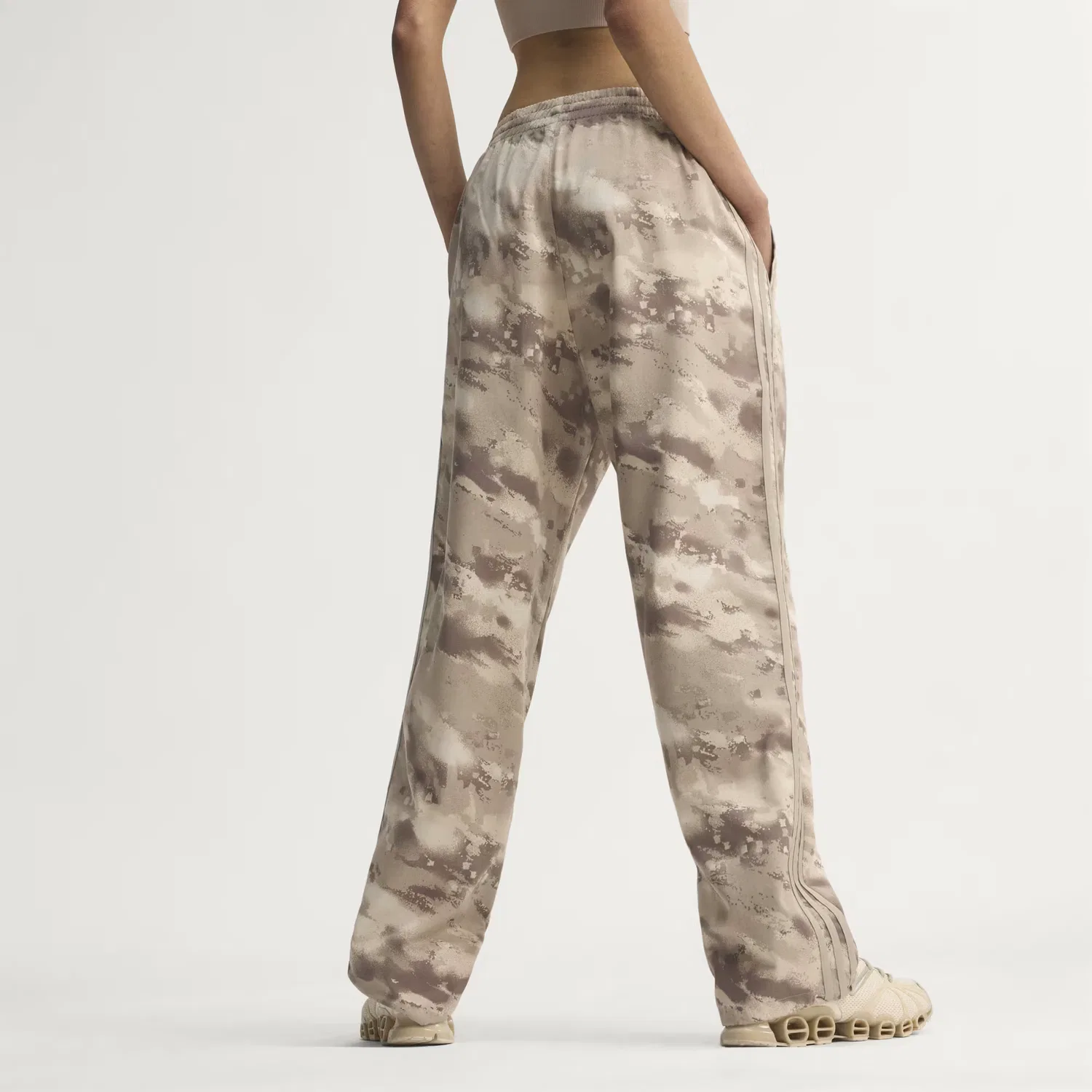 Женские брюки карго оверсайз Cargo Pant Oversized Adidas Originals, мультиколор/wonder beige — фото 2