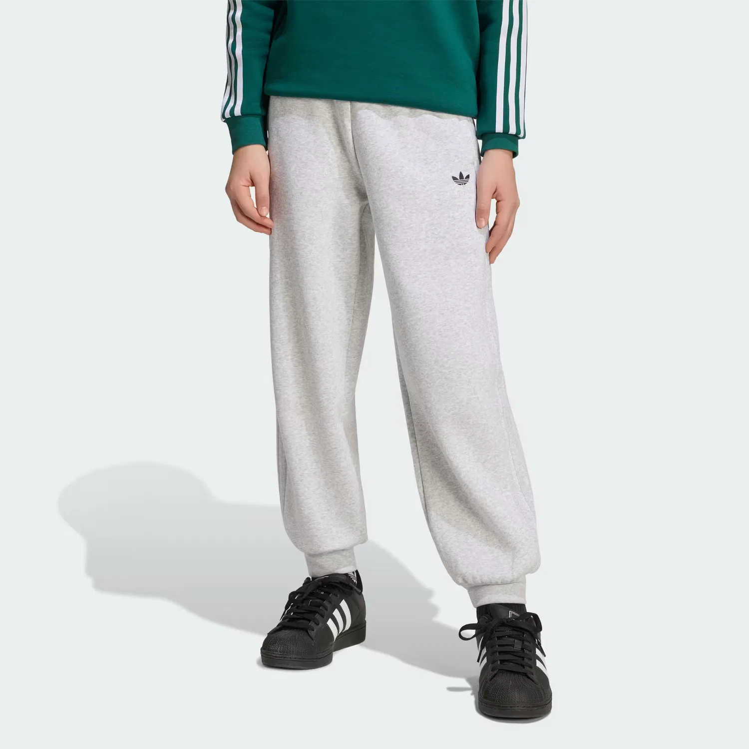 Детские спортивные штаны свободного кроя с принтом Pokémon Adidas Originals, светло-серый меланж — фото 3