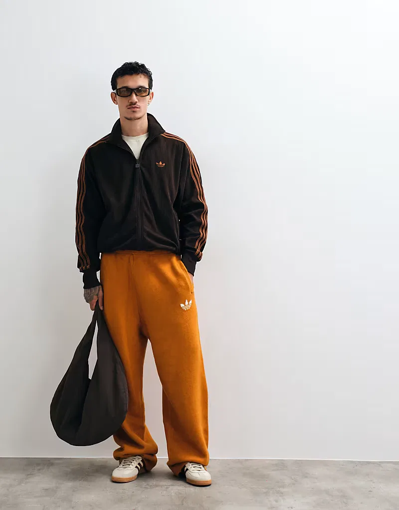 Спортивные брюки Adidas Originals из трикотажа прямого кроя, теплые коричневые