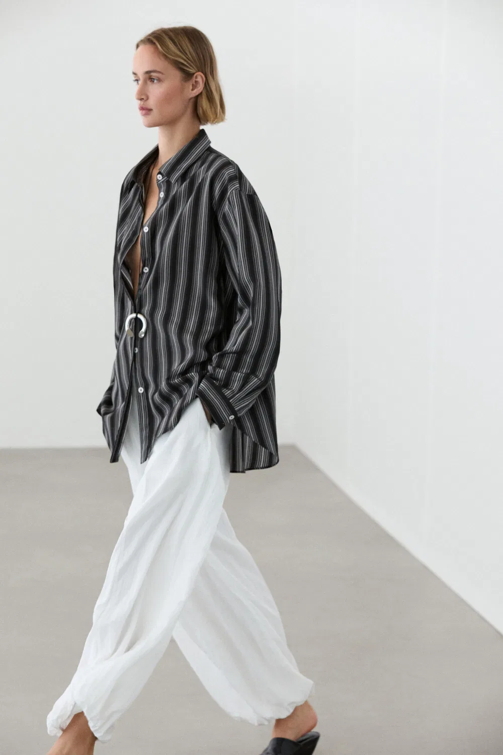Струящаяся рубашка с полосатой отделкой Massimo Dutti, черный — фото 3