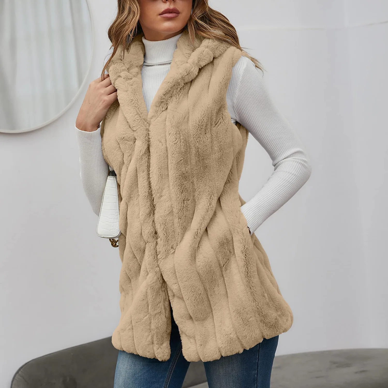 Женский жилет из искусственного меха с капюшоном, beige — фото 2
