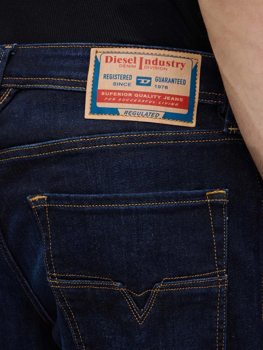 Джинсы DIESEL Regular Jeans '1986 LARKEE-BEEX' темно-синего цвета — фото 4