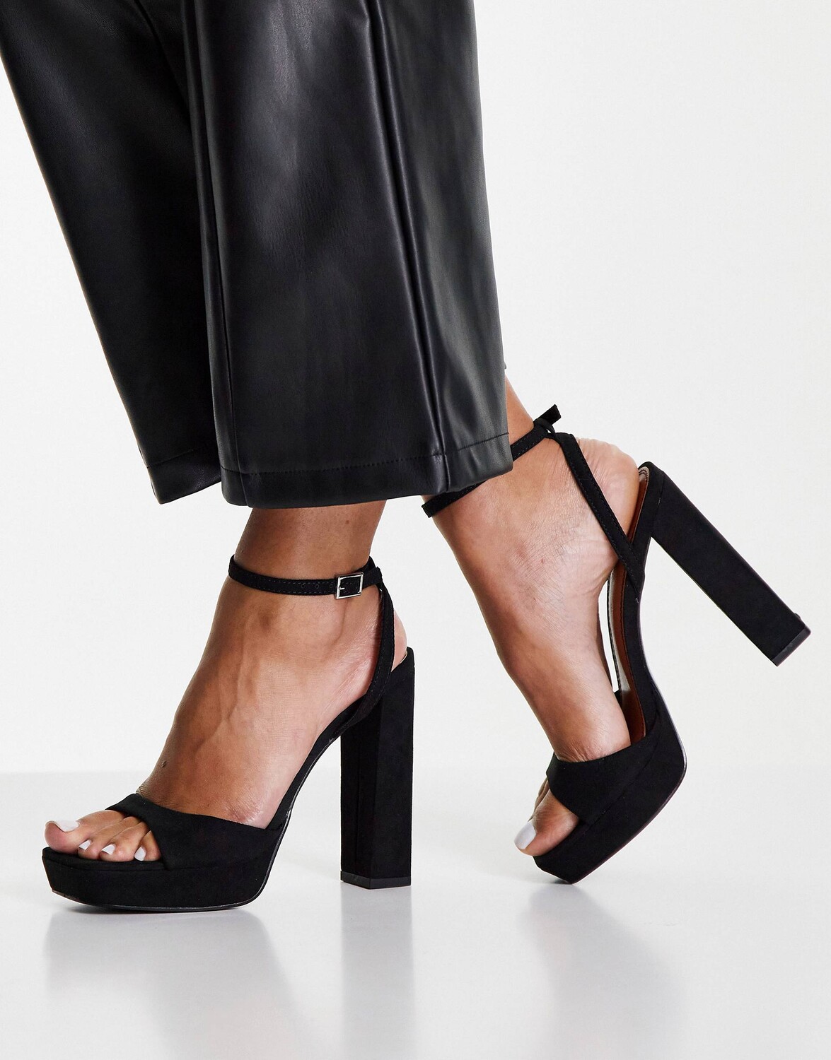 Черные босоножки на платформе с едва заметным каблуком ASOS DESIGN Wide Fit Noun — фото 4