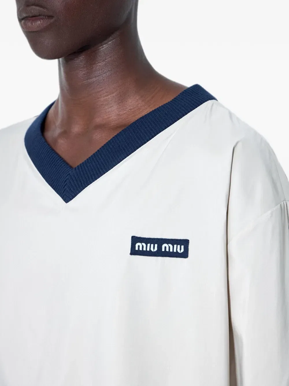 Свитер с V-образным вырезом и нашивкой-логотипом Miu Miu, бежевый — фото 4