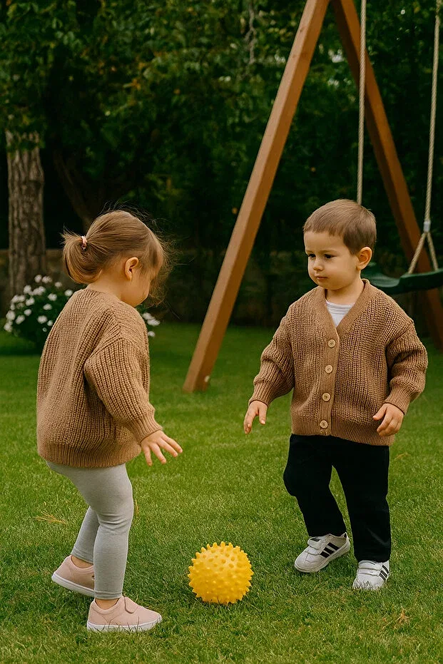 Детский кардиган оверсайз с длинным рукавом Wooden Button Detailed Winter Unisex Knitwear Oversize Children's Cardigan Nimini Kids, Coffee — фото 4