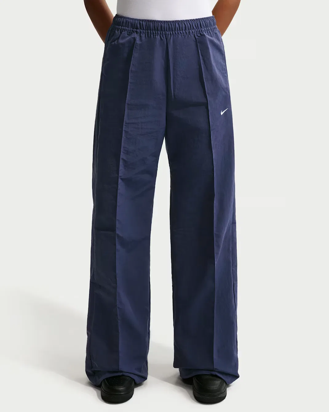 Женские брюки средней посадки с открытым низом Nike Sportswear Everything Wovens, Midnight Navy/Sail — фото 2
